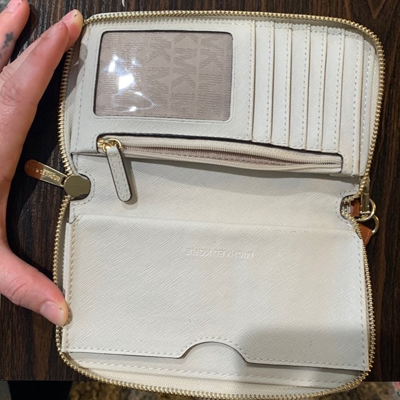 Michael kors wristlet - Picture 2 of 2